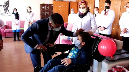 Öğretmenlerden bedensel engelli öğrenciye tekerlekli sandalye