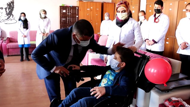 Öğretmenlerden bedensel engelli öğrenciye tekerlekli sandalye