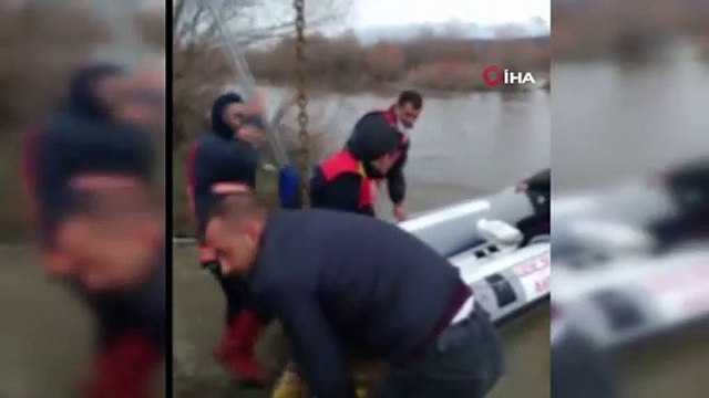 Sular yükselince oluşan adacıkta mahsur kalan şahıs kurtarıldı