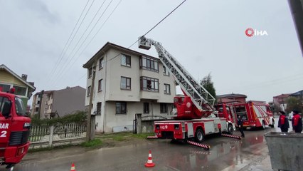 Bacada çıkan yangını meraklı gözlerle izlediler