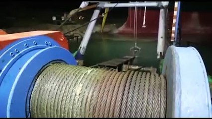 Napi 9,6 milliárd dollárnyi értékű árut tart fel a Szueznél beragadt hajó