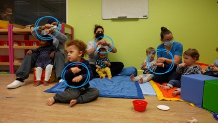 Tải video: Une crèche où les bébés connaissent la langue des signes avant même de savoir parler