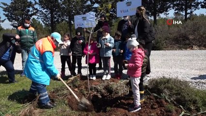 Minik eller fidanları toprakla buluşturdu
