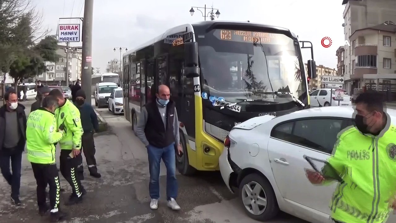 Otobüs seyir halinde olan otomobile böyle çarptı