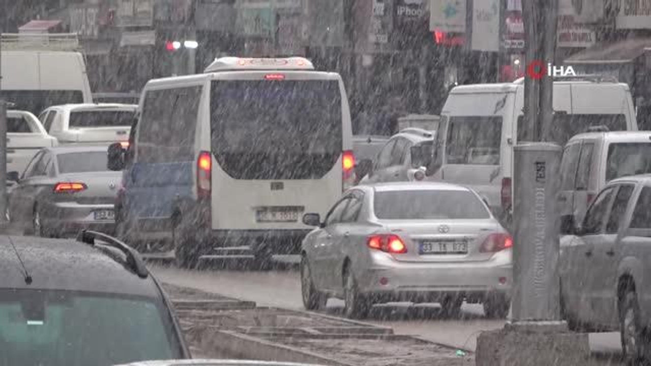 Yüksekova'da kar yağışı etkili oluyor