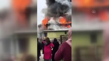 Son dakika haberi: Çatıda başlayan ve binayı saran yangın itfaiye ekiplerince söndürüldü