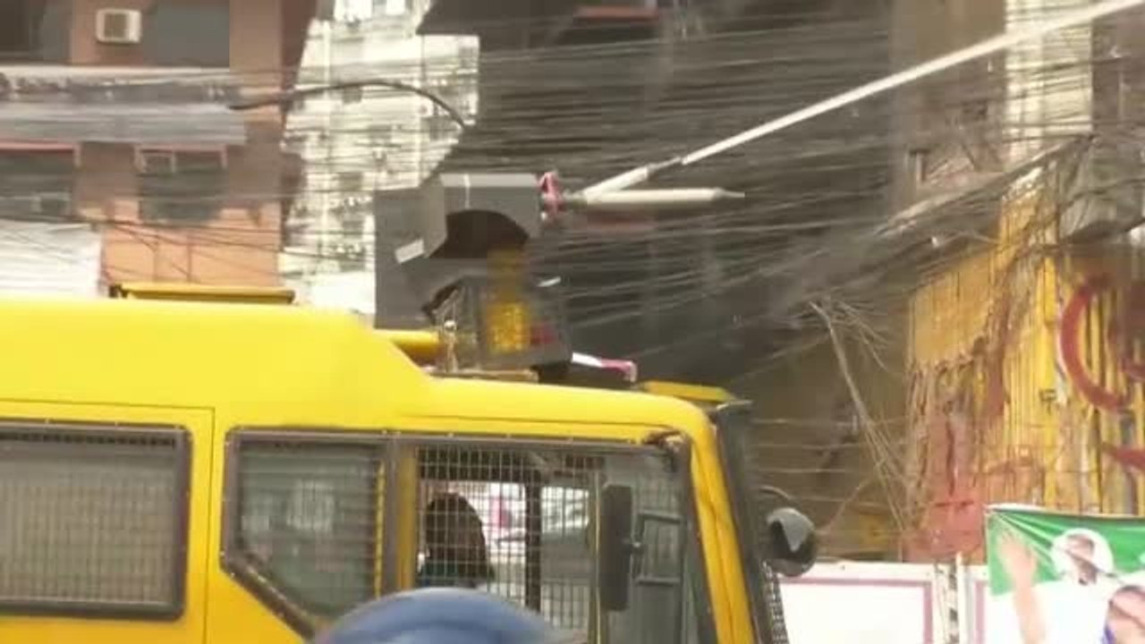 Un grupo de activistas islámicos se enfrenta a la policía en Bangladesh