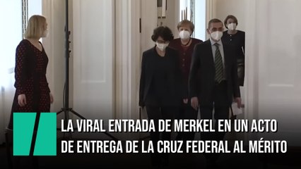La viral entrada de Merkel en un acto de entrega de la Cruz Federal al Mérito