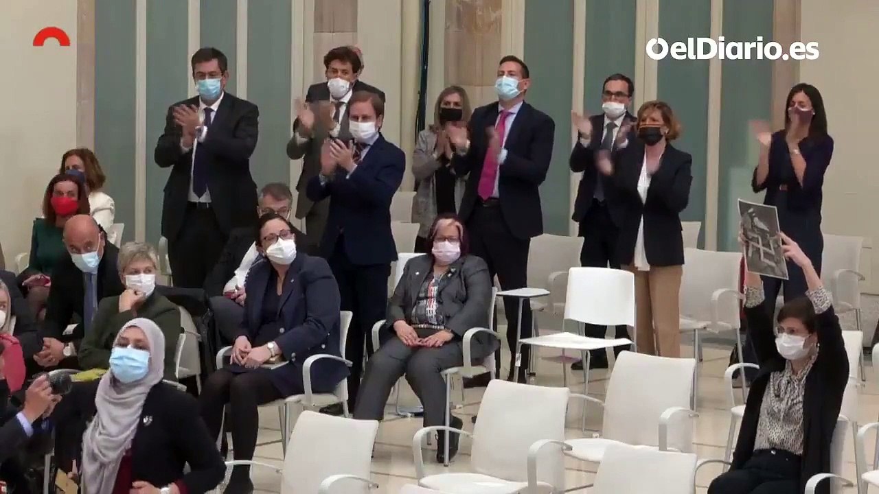 Carteles antifascistas y llamada de atención de Borràs tras el discurso de Vox: "El campo de juego del Parlament es el de los principios democráticos"