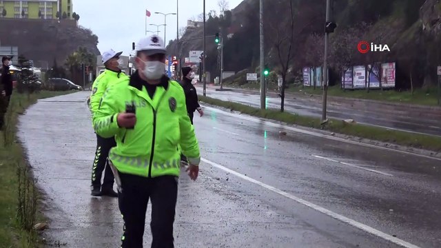 40 metreden düşen kaya parçaları karayolunu trafiğe kapattı
