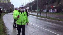 40 metreden düşen kaya parçaları karayolunu trafiğe kapattı