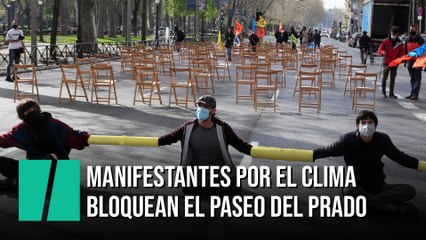 La policía desaloja a unos manifestantes por la crisis climática que bloqueaban el Paseo del Prado