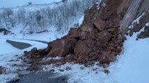 Karlıova-Yedisu kara yolu heyelan nedeniyle kapandı