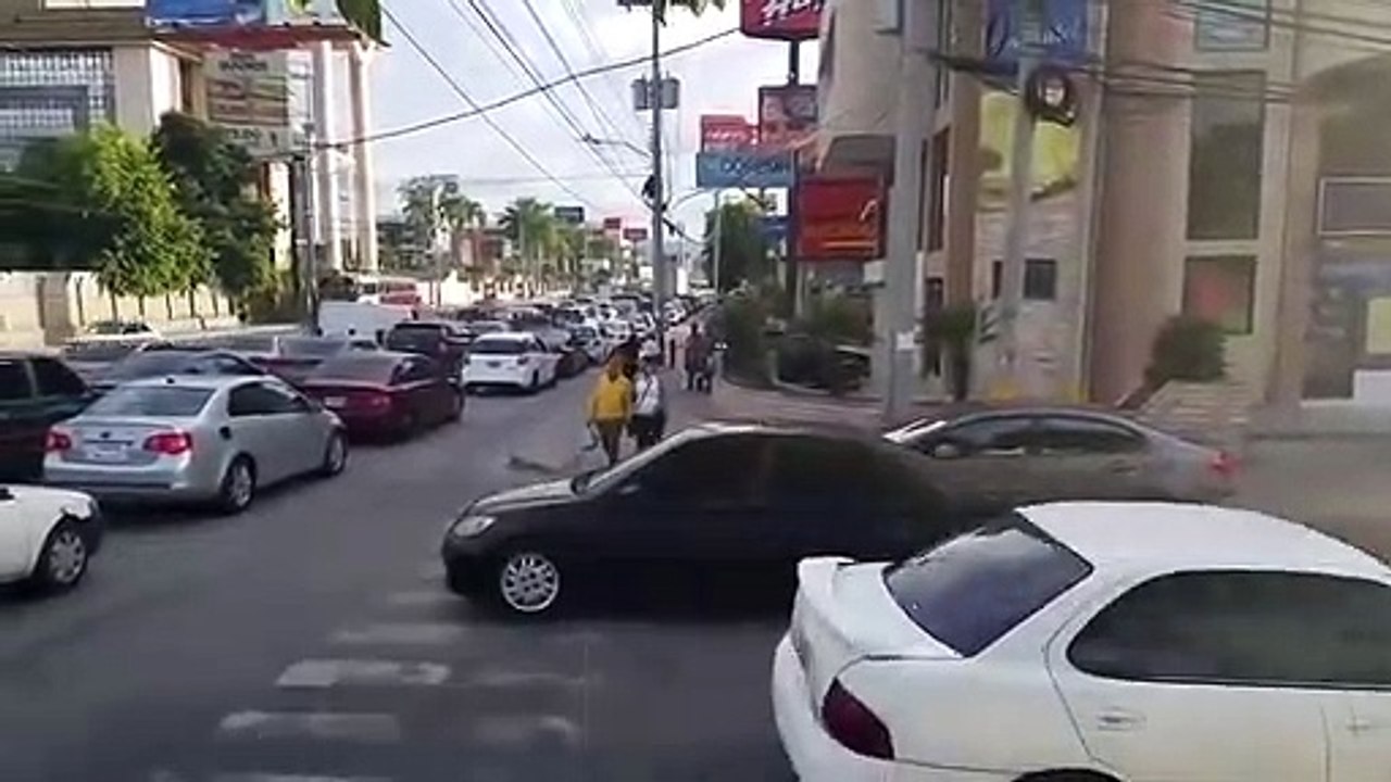 Des piétons se venge d'un automobiliste sur un passage clouté