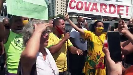 Protesto em Copacabana contra medidas restritivas