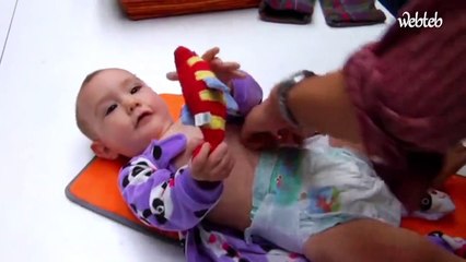 بالفيديو خطوة بعد خطوة كيفية تغيير حفاضات الأطفال