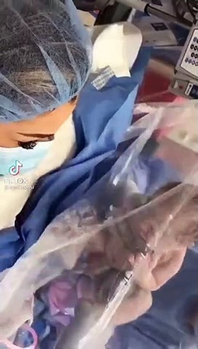 El vídeo que muestra la deshumanización absoluta del ser humano, una mujer y su hijo recién nacido tienen el primer contacto separados por un plástico