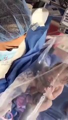 El vídeo que muestra la deshumanización absoluta del ser humano, una mujer y su hijo recién nacido tienen el primer contacto separados por un plástico