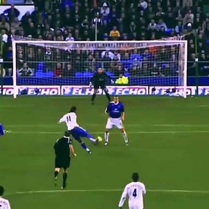 Didier Drogba và lỗi chơi qua lưng về phía khung thành đối phương