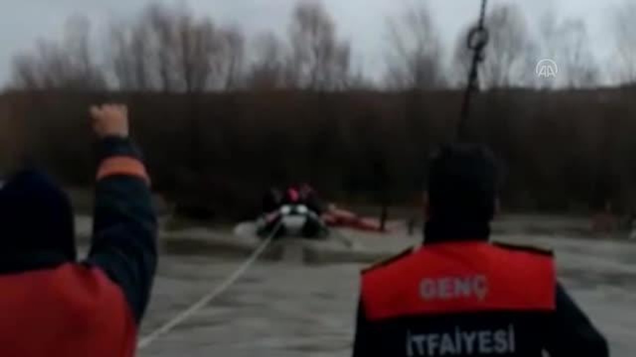 Murat Nehri'nde mahsur kalan traktör sürücüsü kurtarıldı