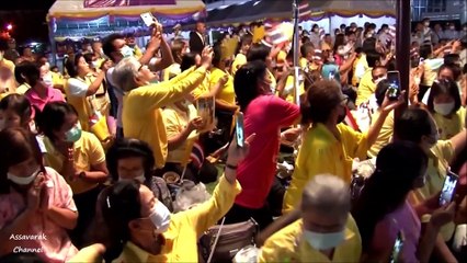 ในหลวง ราชินี ทรงเยี่ยมราษฎรที่ไปรอเฝ้าฯ รับเสด็จ หลังพิธีพระราชทานกระบี่จากโรงเรียนนายร้อยตำรวจ