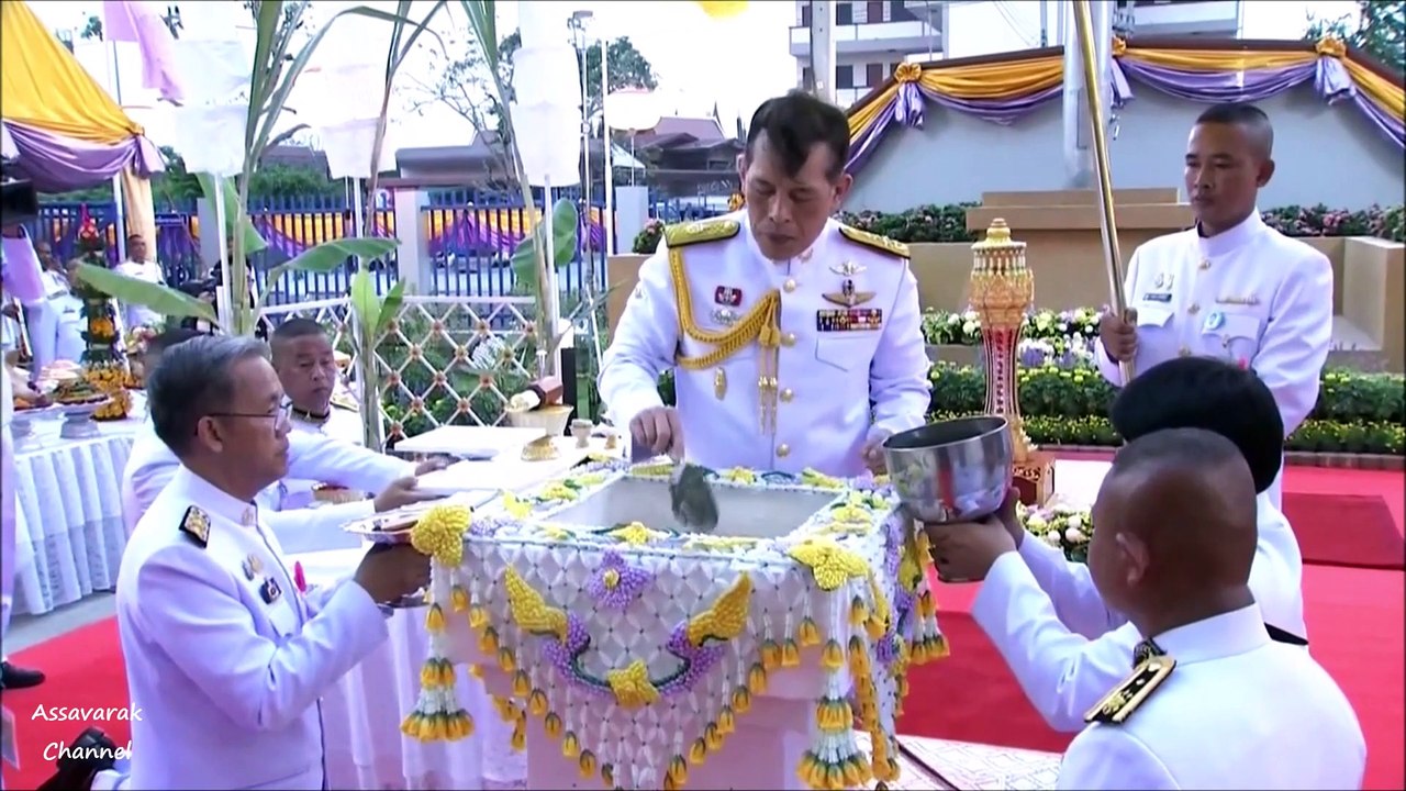ในหลวง พระบรมราชินี และเจ้าคุณพระสินีนาฏฯ ทรงวางศิลาฤกษ์เปิดอาคารที่ทำการศาลเยาวชนครอบครัวสุพรรณบุรี