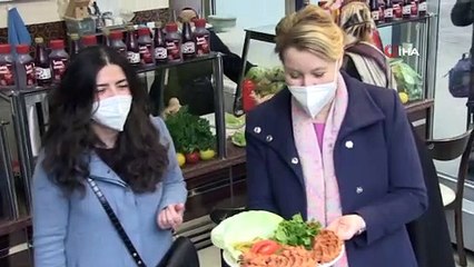 - Alman Bakan Giffey çiğköftenin tadına baktı
