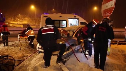 Anadolu Otoyolu'nda bariyerlere çarpan otomobildeki 3 kişi ağır yaralandı