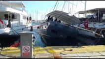 Bodrum'da limanda demirli gulet su alması sonucu yan yattı