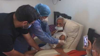 Autoridades de Cartagena vacunan ancianos en su propia casa
