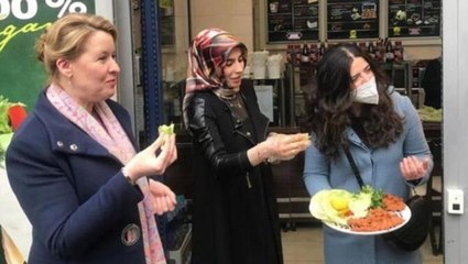 Alman Bakan Giffey, Türk mahallesinde ilk kez çiğ köftenin tadına baktı, verdiği tepki güldürdü
