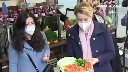 Alman bakan ilk kez çiğ köftenin tadına baktı, verdiği tepki güldürdü