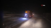 Erzincan'da karayolları ekiplerinin yoğun kar mesaisi