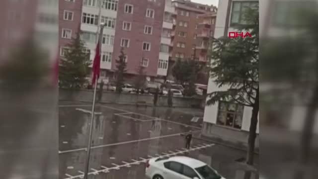 NİĞDE İstiklal Marşı okunurken, yağmur altında tek başına saygı duruşunda bulundu