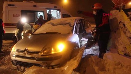 Otomobil tünel çıkışında bariyerlere çarptı 3 yaralı