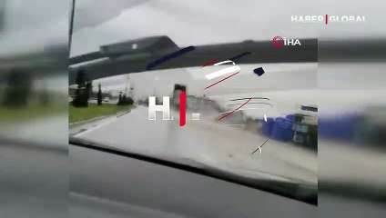 Damperi açık giden TIR, direği devirip yan yattı