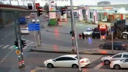 Doluya yakalanan ailenin yardımına kahraman polis koştu