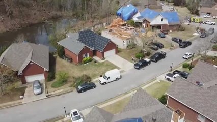 Un dron captura el rastro de destrucción causado por el paso de varios tornados en Alabama