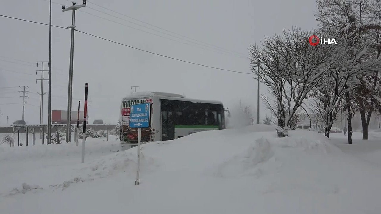 275 köy yolu kar nedeniyle ulaşıma kapandı, otomobiller kar altında kaldı