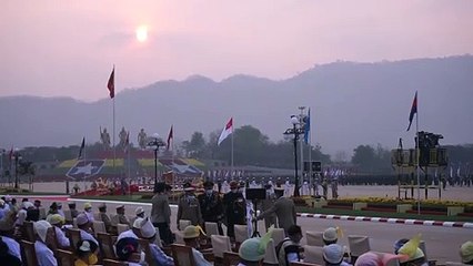 Myanmars Junta demonstriert mit Militärparade Stärke