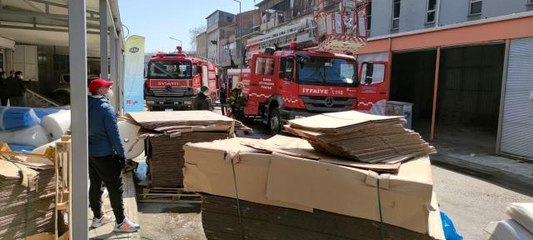 Son dakika haberi... Bursa'da korkutan yangın, esnaf el birliğiyle malzemeleri dışarıya çıkardı