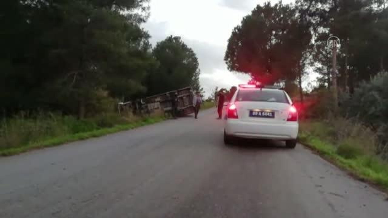 Ambalaj atıkları taşıyan kamyonet devrildi: 4 yaralı