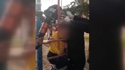 Son dakika haber | Parktaki demir oyuncakta sıkışan çocuğu itfaiye ekipleri kurtardı