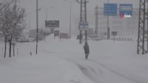 275 köy yolu kar nedeniyle ulaşıma kapandı, otomobiller kar altında kaldı