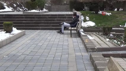 Kar yağışı sonrası güneşi havayı görenler kendini dışarı attı