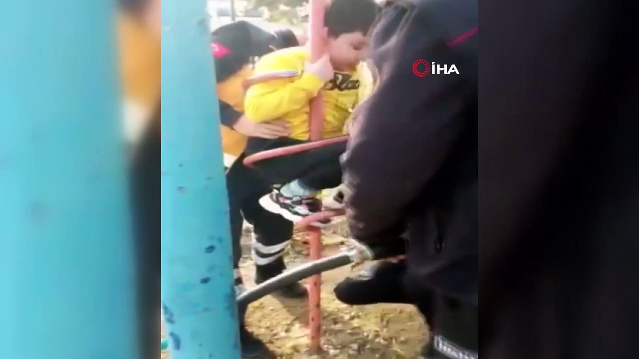 Çocuk parkında inanılmaz kaza...Parkta oynayan çocuk demir oyuncakta sıkıştı