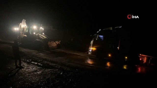 Yolda mahsur kalan tırların imdadına Şenoba Belediye ekipleri yetişti