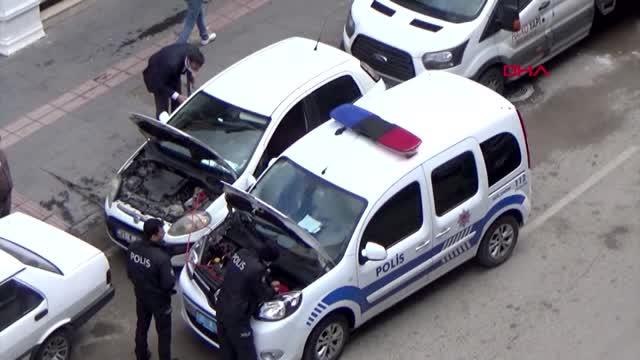 Polis, arızalanan otomobili iterek çalıştırdı