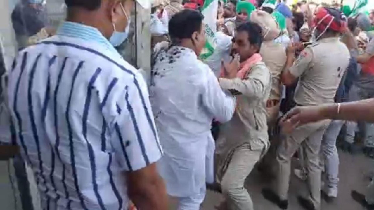Punjab: BJP MLA Arun Narang thrashed by farmers in Malout - video  Dailymotion