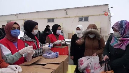 Kızılay Kadın Kolları gönüllüleri Berat Kandili nedeniyle helva dağıttı